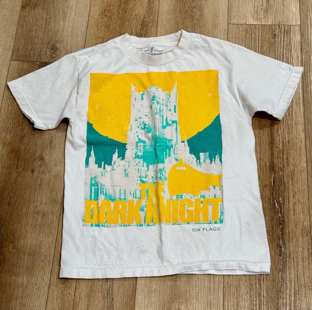 Six Flags The Dark Knight Batman Graphic T-Shirt White Size S